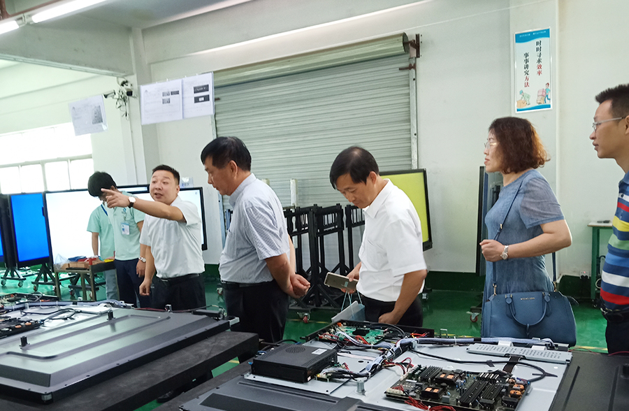 秉承教育精神，共創發展 --桂深兩地教育裝備協會專家蒞臨成年人免费看片教學參觀和指導